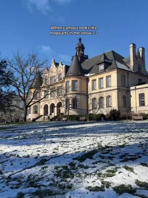 Snowy campus 🫶 #hogwarts #harrypotter #uw #universityofwashington #collegecampus #university 