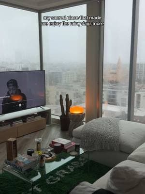 Who would have thought I could become a rainy day girlie? (Only for few days tho lol) #rain #losangeles #apartment #apartmentview #apartmentdecor #decor #interiordesign #design #apartmenttherapy #laapartment 