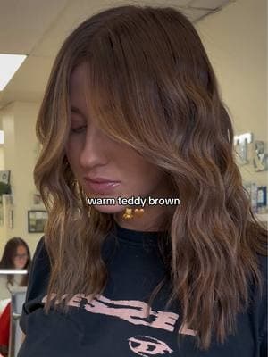 lowkey…. no HIGHKEY #needTHAT 🤎  #warmbrownhair #warmbrunette #teddybearbrunette #wellahairusa #wellacolortouch #oligoprofessional #wellashinefinity @framar @Wella Education @Caleigh 