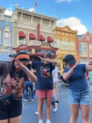 dabbing right down the middle of main st usaaaaa #disney #disneyparks #mainstusa #mainstreetusa #disneyworld #wdw #waltdisneyworld 