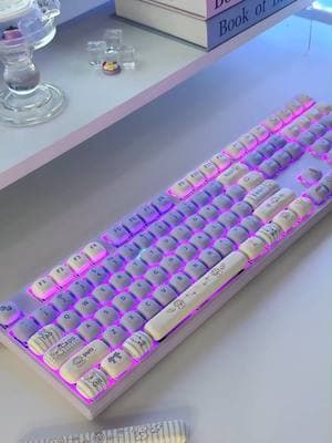 MG108B Magic Lop Bunny is just too cute! 💜 The dreamy pastel purple keyboard is both elegant and adorable, paired with the chubby MOG Profile keycaps for a perfect blend of aesthetics and feel! #akko #akkokeyboard #magiclopbunny #mechanicalkeyboard #customkeyboard #purpleaesthetic #keycaps #keyboardaddict #deskaesthetic