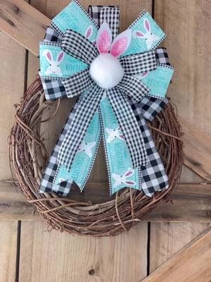 Bows can keep your decor simple. At SweetAriaDecor.com #bow #bows #homedecor #simpleholidaydecor #easterdecorations #easter #easterdecor #wreath #wreaths