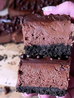 Chocolate Cheesecake Bars 🍫🤎 These have an Oreo crust, baked chocolate cheesecake, with chocolate ganache on top. They are soooo chocolaty! #chocolatecheesecake #cheesecakebars #chocolate 