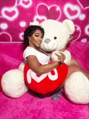 Happy Valentine’s Day loves 😘😘💋🥰❤️ #single #bestfriendshoot #lovelife🖤 #hearts #90stheme #teddybear #sicxome #sicxomellc  @BIGJAZZ  on the makeup 💄 and   📸 