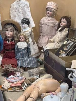 I’ve never wanted to be rich so bad in my LIFE #antiqueexpo #antiqueshow #vintageexpo #vintageshow #antiqueshopping #vintageshopping #antiquedolls #dolls #antiqueclothing #edwardian #trinkets 