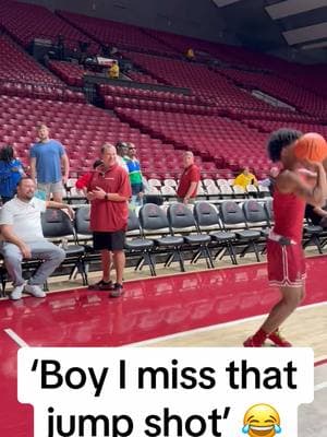 An Auburn staffer just said ‘Boy I miss that jump shot’ to Aden Holloway as he warmed up 😂 😂😂 #Alabama #Bama #Auburn #CollegeBasketball #RollTide