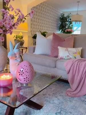 ¿Quién más disfruta de esos momentos que traen calma? 🌸✨ #homedecormarie #homedecorideas #homedecor #easter #easterdecor #pinkdecor #pinkdecoration #homevibes #wifey #hogarlimpio #limpieza #paz #pazmental #decoraciondeinteriores #casa #señoralife #hogardulcehogar #homesweethome #cozyathome #decor #paratii #paratupagina #foryoupage #fyp #fypシ #fypage 