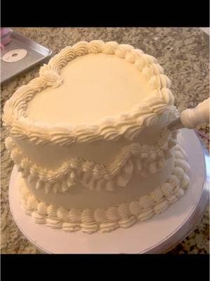 My thoughts on the Walmart vintage heart cake drama! Can’t we all just support each other!!!?? #fyp #cakedecorating #walmartheartcake #heartcake #vintageheartcake #buttercream #buttercreamcakes 