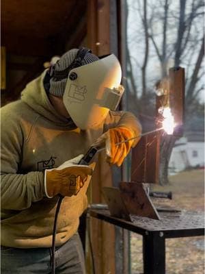 The FR hoodies came in clutch today in the rain 💪🏽 #FR #Hoodie #7018 #7018welding #vertical  #dbm #datboimiggz #datboimiggzllc #weldingproducts #weldinglens ##weldinggloves #highquality #weld #welder #ilove #welding #metal ##tank #tanking #tankie #work ##fyp #fypシ #ironwork #good vibes #goodvibesonly