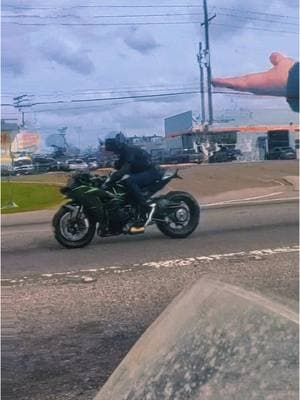 A car wanted to race but we was going a different direction but a other biker got him 😅 @reaper😏🫣  #bikersoftiktok #foryou #BookTok #biketok #racecars #batonrougelouisiana #636ninja #bikersoflouisiana #1down5up #fastbikes #fypシ 