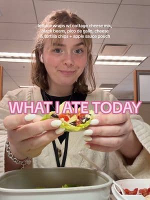 LET’S EAT🍽️🎀 in office day!! my heart actually sank when I realized I forgot to put frozen blueberries and peanut butter on my yogurt😭😭😭  #whatieatinaday #whatiatetoday #wieiad #eatwithme #worklunch #easymeals #nodiet #letseat 