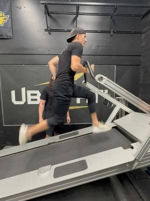 High-speed performance treadmill  #speed #speedtraining #feedthecats #sprinting #sprint #sprintingworkout #treadmill #treadmillworkout 