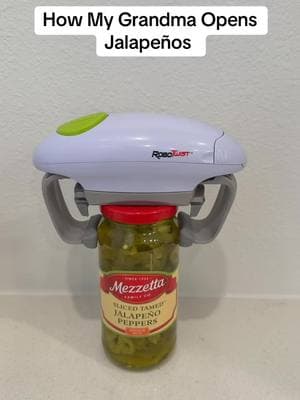 How My Grandma Opens Jalapeños #KitchenHacks #jalapenos #robotwist 