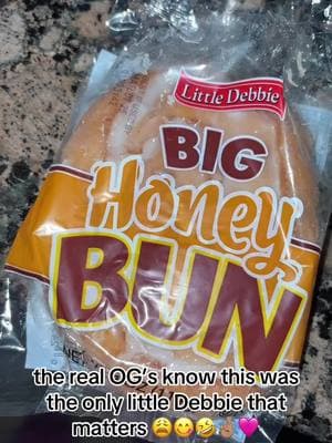 Baby when I walk pass this big honey bun it’s going home with me everytime 🤣😋😩🤞🏽🩷🩷🩷 #thebighoneybun #soyummy #warmitup #theonlyway #sogood #littledebbiesnacks #fypシ゚viral #fypage 