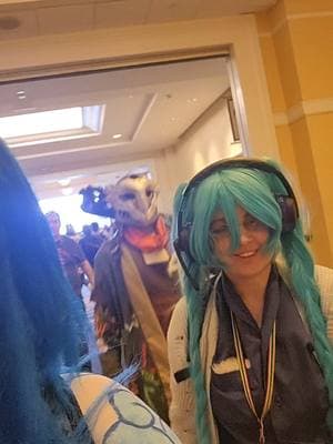 we RAN down stairs to catch them #cosplay #leagueoflegends #arcanecosplay #jinxarcane #jinx #arcanejinx #katsucon2025 #katsucon #jinxcosplay #ekkoarcane #ekkocosplay #arcane #miku #mikucosplay @ArtHog @TrueVoidChaos 