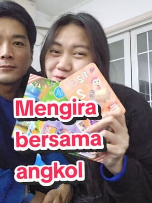 Si angkol cakap dia happy dapat buku🥰😚❤️  . I know my man loves to study new languages awwww HAHAHHAAH🙈 #michelle #sabahan #angkol #mengira #jumbelajar #tunang #china #chineseman #studymalay #couples #yeshuhexiaoya 