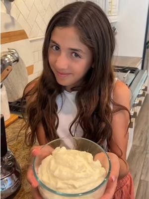 The garlic recipe you’re all asking for 🧄🧄 #toum #garlicspread #daddysgirl #garlicpaste #lebanese #lebanesefamily #lebanesemom #lebanesetiktok #lebanesefood 