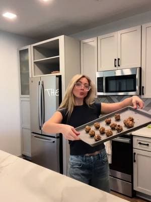 these are the perfect pre workout snack! linked protein powder i use! #proteinballs #healthysnacks #proteinballsrecipe #proverbs31woman #proteinpowder #ryseproteinreview  recipe: 1 1/2 cup oats 1/2 cup chocolate chips 2 scoops of protein powder 1/2 cup peanut butter 1/4 cup honey  1 tbs chia seeds  4 tbs water 