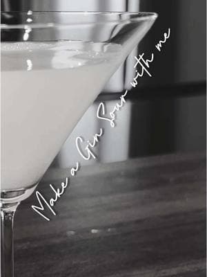 Take me back to martinis & smoking lounges🍸 #ginsour #ginsourcocktail #makeaginsour #makeacocktailwithme #gotobarorder #easycocktails #simplecocktails #cocktailtok 