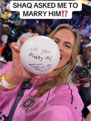 I thought it was just a signed ball until 🤣 #shaq #marryme #proposal #NBA #allstarweekend