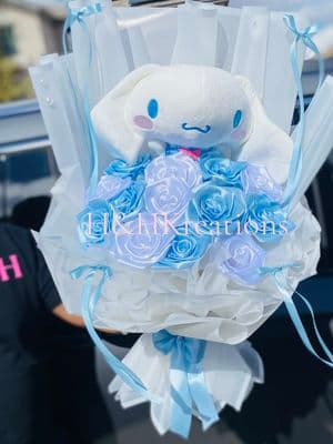 OBSESSED With this arrangement !💙 #cinnamorollsanrio #cinnamaroll #foreverroses #hhkreations #cinnamorollplush #ribbonroses #floralarrangement #azflorist 