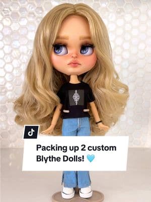 How cute are these girls?! 🖤 #blythe #blythedoll #customblythe #ブライス #ブライスアウトフィット #ブライス好きな人と繋がりたい #브라이스 #小布娃娃 #인형스타그램 #Блайт #Блайткукла #ooakblythe #ตุ๊กตาบลายธ์ #blytheadoption #personalizedblythedoll #dollyadoption #customblythedoll 