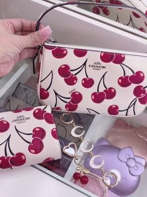 What’s in my coach bag 🍒🛍️ Acompañame a prepar mi bolsa para salir 🍒💖#viral #fyp #parati #fypシ #coach #coachbag #cherrycollection #coachoutlet @Jz 🖤♥️ #coachcollection #coachpurse #purse @@linea602 @Coach #bolsas 