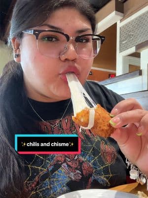 Why’d the mozzarella stick squirt on my hair like that tho 😫 #diamondsdailyy #sanantonio #chilis #tripledipper #cheesepull #inmatehopper #ashleytrevino #ashtrevinodrama #ashtrevino 