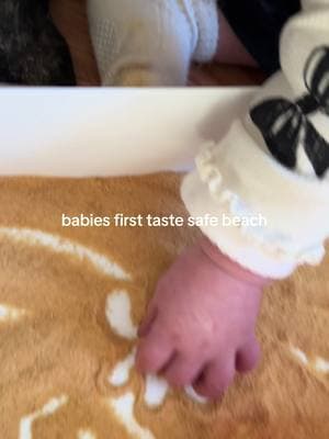 Babies first taste safe sand sensory play #sensoryplay #kidsactivities #babyactivities #sensorybin #tastesafe #tastesafesensoryplay #babyplayideas 