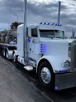 #uhtrucks #unitedmetalsrecycling #peterbilt #america #scrapmetal 