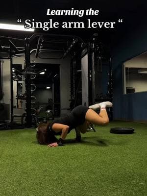 This is hard!! Single arm is no joke😭 Imma make it my b**** one day ✨ #fyp #singlearm #bodystrength #calisthenics #calisthenicsgirls #GymTok #fitnessmotivation #justdoit #learning #singlearmlever #blackoutfit #gymgirl 