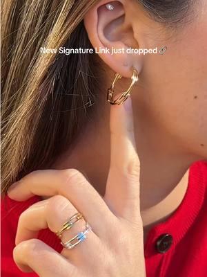 JUST DROPPED: New styles in everyone's favourite Signature Link. Our best-selling bangle style now has a ring and hoop counterpart -- you're welcome 🔗 #monicavinader #asmrunboxing #unboxing #newdrop #asmrsounds #bangle #armstack #braceletstack 