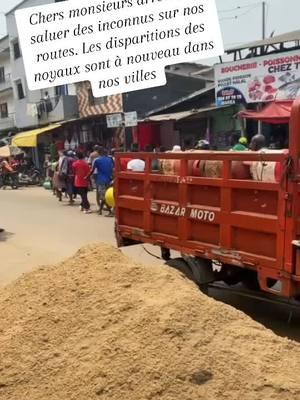 Le jeune homme en maillot du barca a salué le monsieur qui tient le plastique blanc en main et ses noyaux ont disparu 💔💔#douala #doualacameroun🇨🇲 #protection 