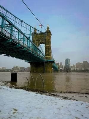 #cincinnati #roeblingsuspensionbridge #roeblingbridge #suspensionbridge #ohio#winter #flood #ohioriver #kentucky #lickingriver #2025 #flooding #tiktok #snow #snowing #wlwtiktok #nature #february #tuesday 