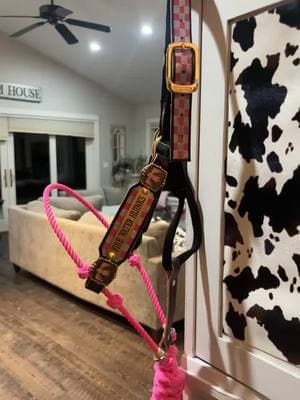 Loving this custom hybrid halter😻 #fyp#foryoupage#trend#viral#barrelracer#montana#customhorsetack#customleatherwork