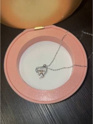 Cadena de plata de 925 con dije de corazón que dice mamá . Tiene brillantes alrededor del corazón #necklace#925sterlingsilver #sterlingsilvernecklace #jewerly#mothersdaygift #morhersday #heartnecklace #fyp#foryou#TikTokShop#tiktokdeal #spotlightfashion#spotlight #spotlightfinds #elegantopusshop 