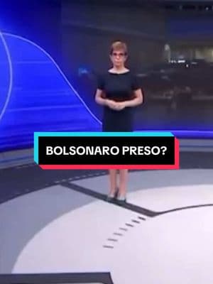 🚨URGENTE: Olá, a Procuradoria-Geral da República denunciou o ex-presidente Jair Bolsonaro como líder de uma tentativa de golpe depois de perder as eleições de 2022. Bolsonaro é acusado de cinco crimes. Quem tem os detalhes em Brasília é o repórter Vladimir Neto. Boa noite, Vladimir. Boa noite, Renata. Boa noite a todos. Nós seguimos aqui analisando os detalhes da denúncia que recém foi protocolada no Supremo Tribunal Federal pelo Procurador-Geral da República, Paulo Goné. Ela tem 270 páginas e nela, Goné acusa formalmente 34 pessoas. Nessa lista, estão o ex-presidente Jair Bolsonaro, que segundo a denúncia da PGR, planejou, atuou, teve domínio de forma direta e efetiva em um plano de golpe de Estado para mantê-lo no poder, e quatro ex-ministros do governo Bolsonaro, sendo três generais da ativa. Braga Neto, que foi ministro da Casa Civil e da Defesa e candidato a vice-presidente na chapa de Bolsonaro à reeleição. Augusto Heleno, ex-ministro do Gabinete de Segurança Institucional. Paulo Sérgio Nogueira, ex-comandante do Exército e ex-ministro da Defesa e o ex-ministro da Justiça Anderson Torres. Na casa de Anderson Torres, aliás, a polícia encontrou uma minuta com teor golpista. Mas a lista ainda tem militares de alta patente e ex-assessores próximos de Bolsonaro. O general da reserva Estevam Teófilo de Oliveira, o general da ativa Nilton Diniz Rodrigues e o almirante da reserva Almir Ganier Santos, que comandava a Marinha e, segundo as investigações da Polícia Federal, colocou à disposição de Bolsonaro as tropas de sua força. Felipe Martins também está na lista, ele foi assessor internacional da presidência durante o governo de Jair Bolsonaro. O coronel da reserva Marcelo Câmara, o tenente-coronel Mauro Cid, ex-ajudante de ordens de Bolsonaro, que fez delação premiada, e o ex-diretor-geral da Abin Alexandre Ramagem, ele foi diretor na época do governo Bolsonaro e hoje é deputado federal pelo PL. A denúncia afirma ainda que os investigados cometeram crimes como organização criminosa armada, tentativa de abolição violenta do Estado democrático de direito, golpe de Estado, dano qualificado pela violência e grave ameaça contra o patrimônio da União e com considerável prejuízo para vítima e deterioração de patrimônio tombado. Ainda de acordo com a PGR, a organização tinha como líderes o então presidente da República, Jair Bolsonaro, e seu candidato a vice-presidente, Braga Neto. Segundo a PGR, aliados a outras pessoas, entre civis e militares, eles tentaram impedir de forma coordenada que o resultado das eleições presidenciais de 2022 fosse cumprido. Esse material todo será analisado agora, Renata, pelo ministro Alexandre de Moraes, que é o relator do caso no Supremo Tribunal Federal.#Bolsonaro #lula #brasil #GTVNews #stj #stf 