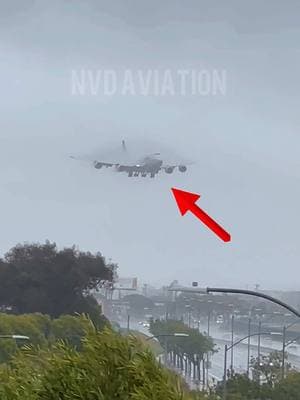 PLANE SPOTTING AT LOS ANGELES INTERNATIONAL AIRPORT #fyp #la #losangeles #laxairport #planespotting #planespotter #planespotters #aviation #pilot #flightattendant #cabincrew #takeoff #aircraft #viral #viralvideos #landing #boeing747 #lufthansa #qantas #airbus 