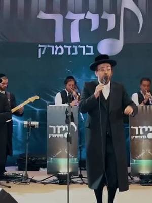 Listen to 'Malchusamet' a medley by Lazer Brandmark, Ahrele Samet & The Malchus Choir ▪️ ▫️ ▪️ ▫️ ▪️ ▫️ ▪️ ▫️ #choir #songs #hasidim #band #wedding #jewishwedding #musicevent #jewishmusic #שירים 