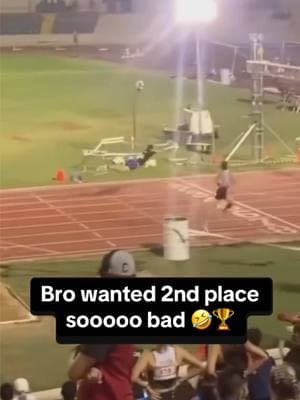 Bro wanted it 💪🔥 (via gum.mabor/IG) #trackandfield #race #speed #dive #finish #secondplace #highschooltrackandfield #highschoolsports #funny #athlete #highlight #sports 