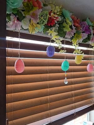 #dollartreefinds #diyeasterdecor #holiday #easter #decoration #diystyle #violetsdiystyle #windowdecor #garland #homedecor 