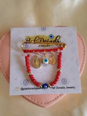 Pregnancy Protection Pin Available in 2 Styles 🧿🤰 Link on bio to Shop www.pieldoradajewelry.com  #pregnancyprotection #pregnancy #pregnancybrooch #embarazo #embarazadas #alfilerdeproteccion #redstring #hilorojodeprotección 