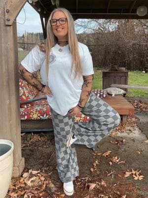 Happy hump day 🖤 #humpday #OOTD #modsizeootd #momstyle #checkeredpants #checkeredpantsoutfit #washington #pnwstyle #midsizestyle #midsizeinfluencer #pinkymoor #camopants #nike 