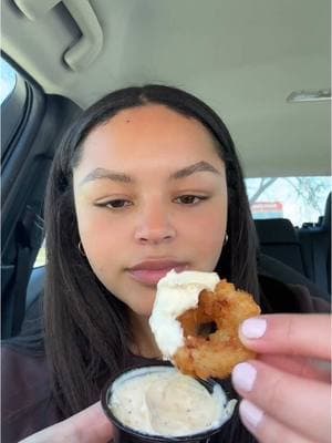 These onions rings were so crunchy it needed it’s own post   #eatwithme #mabellesmukbangs #asmrcrunch #onionrings #garlicaoili #asmrmukbang #asmr #fypage #foodtiktok #mukbangeatingshow 