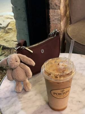 Dulce de Leche Iced Latte 🤍🫶🏻 #portosbakery #portosbakeryandcafe #dulcedeleche #icedlatte #lululemonshoulderbag #lululemon #jellycat #bunnyjellycat 