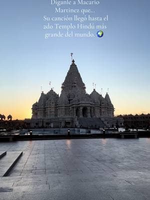 Un salto y aparecimos en la India. 🇮🇳 Explorando lugares nuevos. #indiavibes #India #mexicantiktok #templohindú #hindutemple #worldlargesttemple #macariomartinez #sueñalindo #viajando #beinghappy #familytime #fyp #parati #exploring 