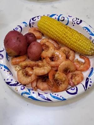 Hands down, our favorite meal to get here on the island!!  Have you ever had a low country boil for two with shrimp,  sausage, potatoes & corn 🌽  Cajun Style 😋  #placestoeatingulfshores #orangebeach #LowCountryBoil 