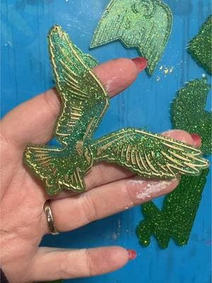 More resin eagles!! 💚🦅 This mold is perfect for keychains and magnets! . . #resincrafts #resinart #resinmolds #resinmold #resindemolding #resinpour #resinkeychains #resinmagnets 