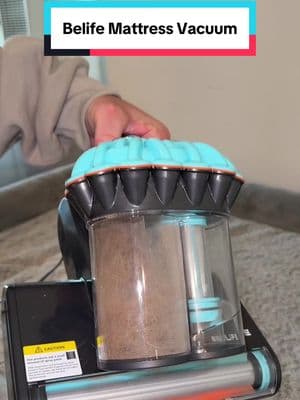 Yeah you might want to try this if you have pets! 👀🙌 #belife #belifeclean #mattressvacuum #vacuum #vacuumcleaner #vacuumtherapy #CleanTok #cleaninghack #pethairremoval #pethair #pethaireverywhere 