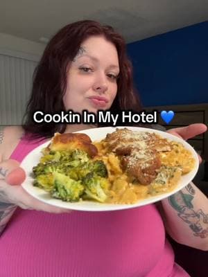 Marry Me Chicken Pasta 💙 What recipes would y’all like to see me make next? #hotelliving #hotellife #homeless #cooking #cookingathometiktoktv #recipes #homelessness #marrymechicken #cookingvideo #foodtiktok #pastatiktok 